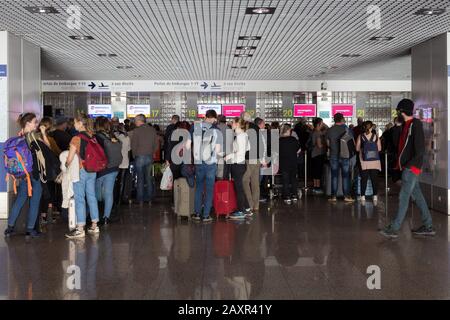 Santa Cruz, Madère - février 2020: Les touristes à l'arrivée à l'aéroport Cristiano Ronaldo de l'île de Madère, Portugal. Banque D'Images