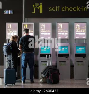 Santa Cruz, Madère - février 2020: Couple de touristes âgés à l'enregistrement à l'aéroport 'Cristiano Ronaldo' sur l'île de Madère, Portugal Banque D'Images