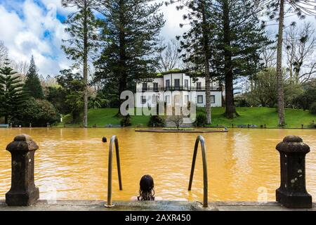 Furnas, Açores - février 2020: Source chaude naturelle dans le jardin "Terra Nostra" où les gens nagent dans l'eau chaude de l'île de Sao Miguel, aux Açores, au Portugal Banque D'Images