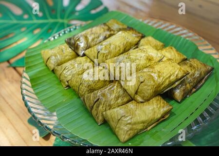 Khao tom Mad ou le haricot mung cuit à la vapeur avec du riz collant est le dessert local et trandition thaï. Elle est violée par une feuille de banane. Banque D'Images