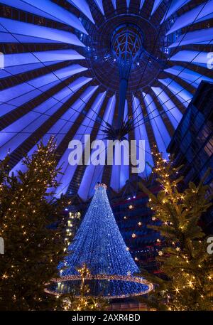 Berlin, Potsdamer Platz, Sony Center, décoration et éclairage modernes de Noël Banque D'Images