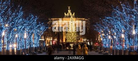 Berlin, lumières de Noël festives Unter den Linden, vue sur la porte de Brandebourg, marcheurs Banque D'Images