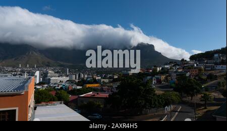 Cape Town, Afrique du Sud - 06 février 2020: Vue sur Table Mountain en un jour nuageux du quartier de Bo-Kaap ou Malay. Banque D'Images