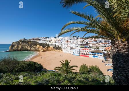 Vue sur Carvoeiro avec plage, Algarve, Faro, Portugal Banque D'Images