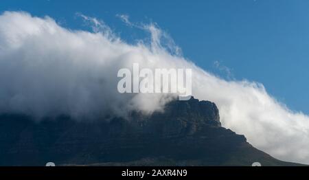 Vue panoramique sur la montagne de la table en une journée nuageux depuis Bo-Kaap ou le quartier de Malay. Banque D'Images