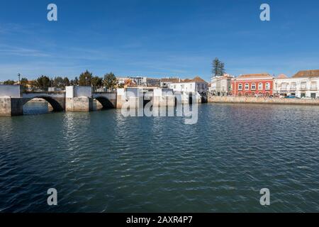 Pont romain au-dessus de la rivière Gilao, Tavira, Algarve, district de Faro, Portugal Banque D'Images