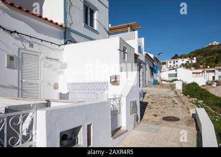 Le village de Salema, situé dans le parc naturel Parque Natural do Sudoeste Alentejano e Costa Vicentina, Algarve, Faro, Portugal Banque D'Images