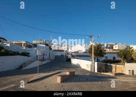 Le village de Burgau, le village est situé dans le parc naturel Parque Natural do Sudoeste Alentejano et Costa Vicentina, Algarve, Faro, Portugal Banque D'Images