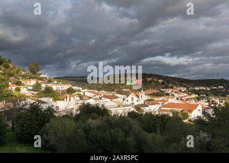 Vue sur le village d'Alte, Algarve, le quartier de Faro, Portugal Banque D'Images