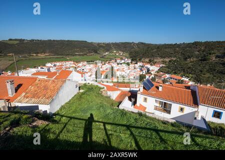 Vue sur Odeceixe, la ville est située dans le parc naturel Parque Natural do Sudoeste Alentejano et Costa Vicentina, Algarve, Faro, Portugal Banque D'Images