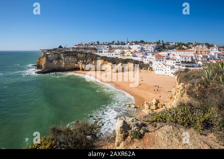 Vue sur Carvoeiro avec plage, Algarve, Faro, Portugal Banque D'Images