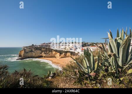 Vue sur Carvoeiro avec plage, Algarve, Faro, Portugal Banque D'Images