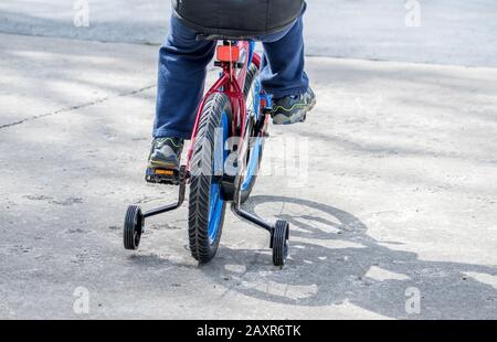 apprendre à faire du vélo avec des roues d'entraînement Banque D'Images