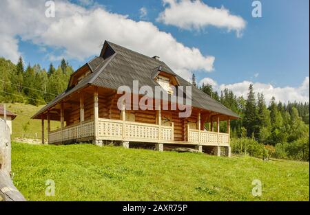 Maison en bois de style Hutssoul dans le village de Dzembroya, dans les Carpathes ukrainiens Banque D'Images