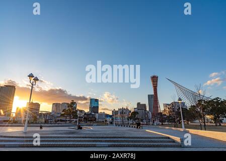 Vue sur la ville du port de Kobe au soleil avec un fond bleu clair, célèbre endroit pittoresque de beauté dans la région de Keihanshin Kansai Kinki Banque D'Images