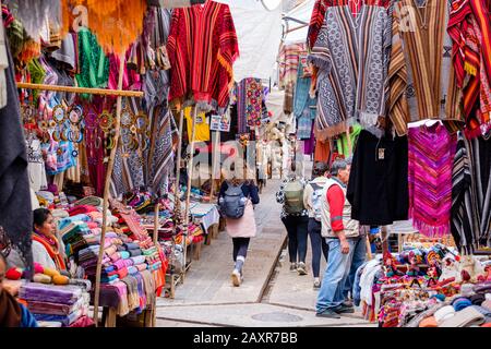 Marché du Pérou, marché du dimanche à la ville de Pisac, vendeurs, locaux, touristes à la ville de marché de Pisac, Pérou Vallée Sacrée Pérou Banque D'Images