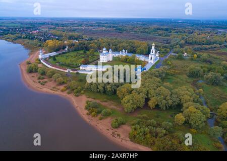 Vue depuis une grande hauteur du vieux monastère de Saint-Georges le jour de septembre (photographie aérienne). Veliky Novgorod, Russie Banque D'Images