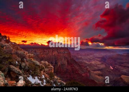 Un spectaculaire coucher de soleil sur le Grand Canyon depuis Navajo point sur le plateau sud du parc national du Grand Canyon, Arizona, États-Unis Banque D'Images