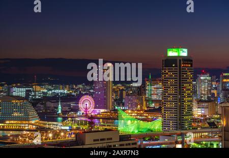 Vue panoramique sur la ville de Kobe illuminé la nuit. Lieu de vie nocturne de beauté célèbre dans la région de Keihanshin Kansai Kinki. Fond lumineux coloré Banque D'Images