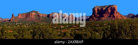 Le village d'Oak Creek sous les majestueuses roches rouges de Sedona. Ce panorama a été créé en prenant 5 photos en séquence depuis le sommet de Horse Mesa Banque D'Images