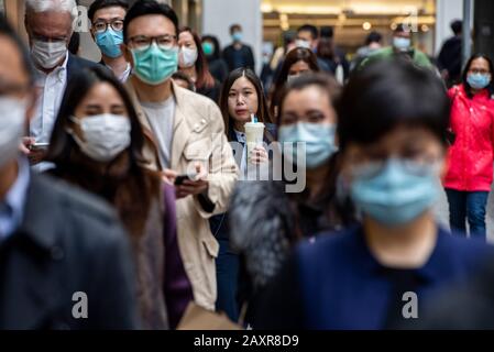 Hong Kong, Chine. 12 février 2020. Les piétons portent des masques de visage dans le quartier central de Hong Kong. Le nombre de morts suite à l'épidémie de coronavirus covid-19 au-delà de 1, 100 et ont infecté plus de 45 000 personnes dans le monde le 12 février. Crédit: Sopa Images Limited/Alay Live News Banque D'Images