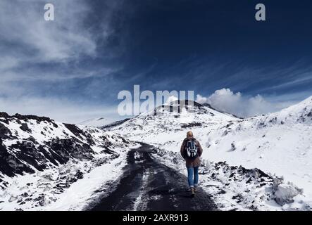 Wanderin sur le chemin du sommet de l'Etna Banque D'Images