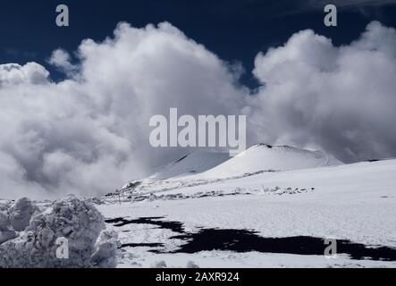 Marchez jusqu'à l'Etna. Deux des cratères sur le chemin vers le haut Banque D'Images