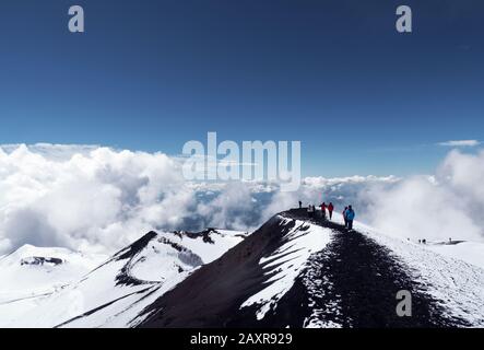 Marchez jusqu'à l'Etna. Sur le bord de l'un des cratères principaux Banque D'Images