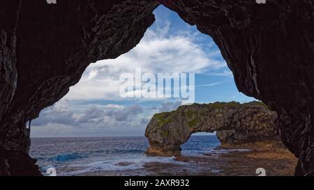 Talava Arches Limestone formations entourant les Piscines de Limu, côte nord-ouest de Niue. Banque D'Images