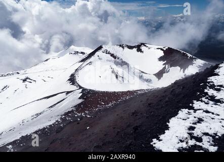 Marchez jusqu'à l'Etna. Vue sur l'un des cratères Banque D'Images