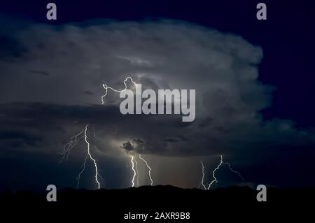 Cellule active de tempête au-dessus des Buckeye Foot Hills dans le sud-ouest de l'Arizona pendant la saison de Monsoon 2015. Il a été composé de 2 prises de photos séparées Banque D'Images