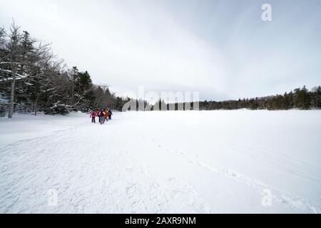 Les randonneurs Qui Marchent dans Les cinq lacs de Shiretoko couverts de neige en hiver, Hokkaido, Japon Banque D'Images