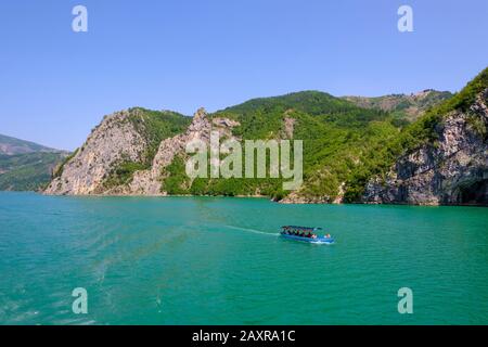 Bateau D'Excursion, Réservoir Koman, Liqeni I Komanit, Drin River, Shark Shkoder, Albanie Banque D'Images