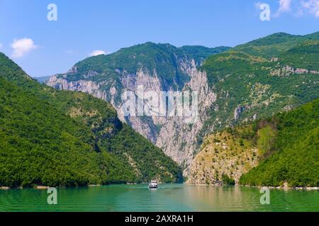 Ferry Sur Le Réservoir Koman, Liqeni I Komanit, Gorge De Drin, Qark Shkodra, Albanie Banque D'Images