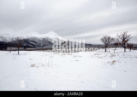 Randonnée dans les cinq lacs de Shiretoko couverts de neige en hiver avec la chaîne de montagnes de Shiretoko et le pont d'observation en arrière-plan, Hokkaido, Japon Banque D'Images