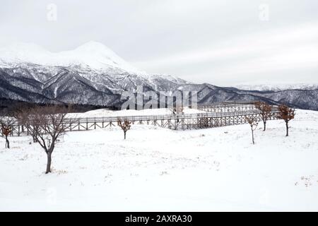 Randonnée dans les cinq lacs de Shiretoko couverts de neige en hiver avec la chaîne de montagnes de Shiretoko et le pont d'observation en arrière-plan, Hokkaido, Japon Banque D'Images