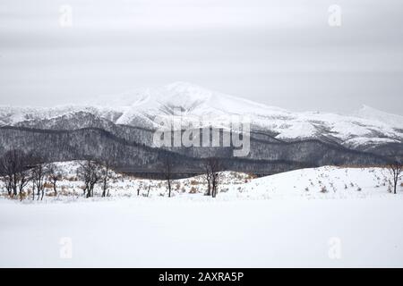 Randonnée dans les cinq lacs de Shiretoko couverts de neige en hiver avec la chaîne de montagnes de Shiretoko et le pont d'observation en arrière-plan, Hokkaido, Japon Banque D'Images