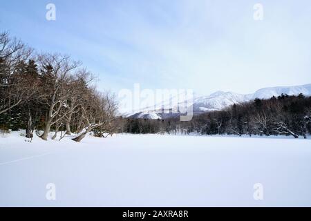 Randonnée dans les cinq lacs de Shiretoko couverts de neige en hiver avec la chaîne de montagnes de Shiretoko en arrière-plan, Hokkaido, Japon Banque D'Images