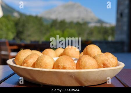 Priganice de Crnogorske, boulettes de pâte de levure frite au miel, petit déjeuner, parc national de Lovcen, à Cetinje, au Monténégro Banque D'Images