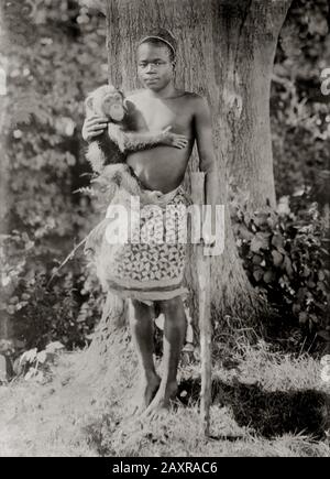 1906, New York , États-Unis : OTA BENGA ( 1883 CA - 1916 ), était un jeune Pygmy Mbuti du Congo africain qui a été amené quand était un garçon aux États-Unis pour la Foire mondiale de 1904 tenue à Saint Louis, Missouri . Incapable de retourner en Afrique en 1916 pendant la première Guerre mondiale, il est devenu déprimé et s'est suicidé le 20 mars 1916 , âgé de 33 ans . Benga avait été acheté auprès de commerçants africains esclaves par le missionnaire et anthropologue Samuel Phillips Verner . - FOTO STORICHE - HISTOIRE - portrait - ritratto - MODELLO - MODÈLE - piedi nudi - barefoots - singe - scimmia - scimpanzé - PIGMEO - PIGMEI - suici Banque D'Images