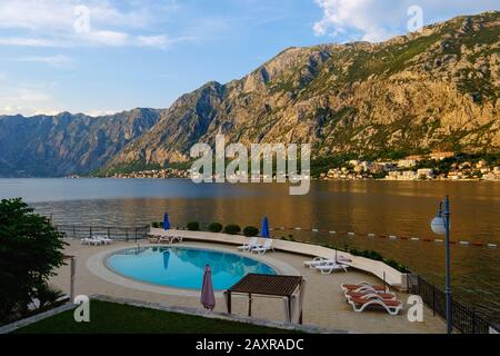 Piscine de l'hôtel à Prcanj, derrière Dobrota, baie de Kotor, Monténégro Banque D'Images