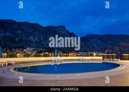 Piscine de l'hôtel à Prcanj, derrière Dobrota et Kotor, baie de Kotor, Monténégro Banque D'Images