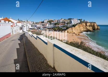 Vue sur Carvoeiro avec plage, Algarve, Faro, Portugal Banque D'Images