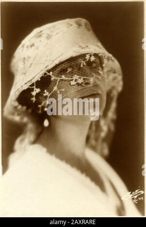 1920 CA, Rome , ITALIE : la célèbre actrice italienne de cinéma silencieux EDY DARCLEA ( née Iole de Giorgio à Rome 1895 ). Photo de RICCARDO BETTINI ( Livourne, 1878 - Argentine, 1960 CA ), Roma . Edy Darclea était la fille de la célèbre chanteuse et photographe de baritono de l'Opéra ALFREDO DE GIORGIO ( 1861 - 1926 ) Et la pianiste irlandaise conception Walshe - CINÉMA MUTO - VAMP - DIVA - DIVINA - attrice cinematografica - Hat - cappello con veletta - voile - MODE - 20's - '20 - ANNI VENTI - MODA FEMINILE - foto pittorialista - pictorialist photographie --- ARCHIVIO GBB Banque D'Images