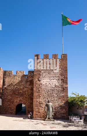 Statue du roi Sancho I. devant le château, Silves, Algarve, Faro, Portugal Banque D'Images