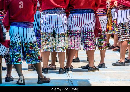 Santiago Atitlan, Guatemala - 19 avril 2019 : hommes mayas portant un costume traditionnel lors des célébrations Du vendredi Saint dans la ville du lac Atitlan. Banque D'Images