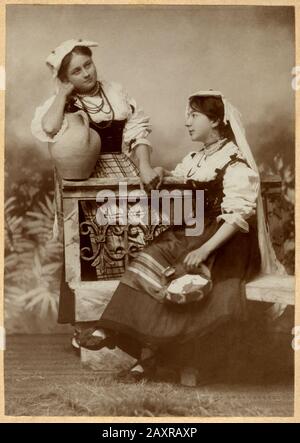 1895 CA, ANCONA , ITALIE : Portrait des femmes italiennes en costume folklorique de LA région DES MARCHES . Photo de M. MARINO , Ancona . Le photographe de Marino après avoir été le photographe officiel du duc de Gênes Savoia est passé d'Ancona ( Piazza Plebiscito, 5 ) à Rome ( Via dei Serpenti, 74 ) En 1918.- PORTRAIT - RITRATTO - HISTOIRE - FOTO STORICHE - ITALIA - OTTOCENTO - '800 - 800's - COSTUME FOLORISTICO REGIONALE - FOLKLORE - MODA - MODE - donna - donne - chaussures - scarpe bianche - chapeau - cappello - anfora - tamburello - mano nella mano - main dans la main - amiche - amis - amicizia - amitishi Banque D'Images