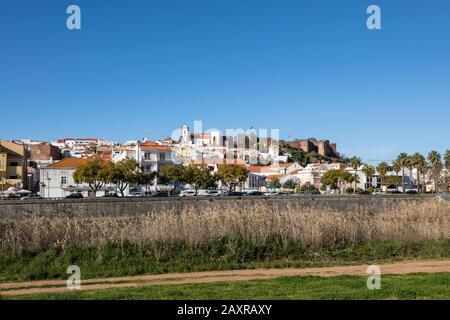 Vue sur le Rio Arade, derrière la vieille ville avec cathédrale et château, Silves, Algarve, le quartier de Faro, Portugal Banque D'Images