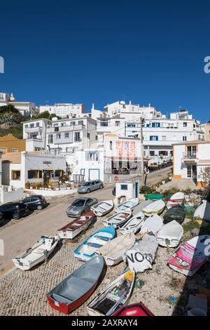 Le village de Burgau, le village est situé dans le parc naturel Parque Natural do Sudoeste Alentejano et Costa Vicentina, Algarve, Faro, Portugal Banque D'Images