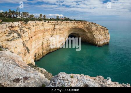 Côte rocheuse avec grotte sur le chemin des sept vallées suspendues (Percurso dos Sete Vales Suspensos), aussi sentier Lagoa-PR1, près de Cabo Carvoeiro, entre autres Banque D'Images